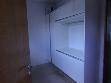 [Móveis planejados para áreas de serviço ou lavanderia em Guarulhos SP com armários em MDF branco]