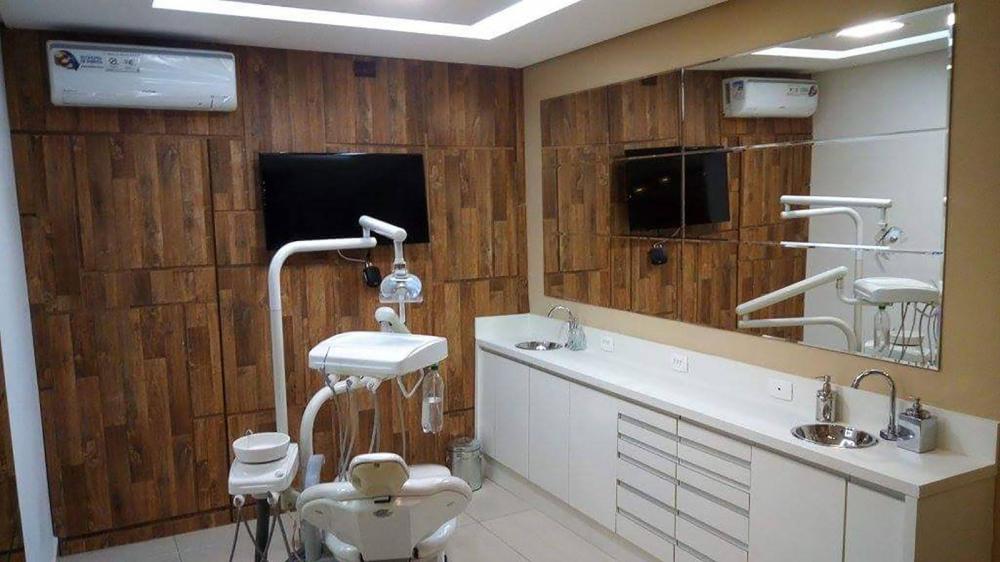 [Móveis para consultório de dentista em Guarulhos SP, Armário baixo para instrumentos e painel decorativo]